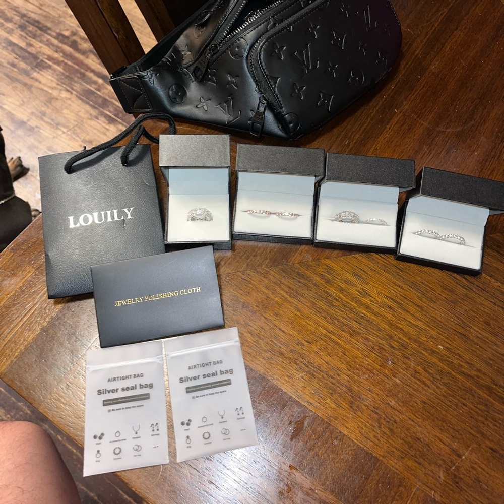 Louily Lab created diamonds wedding set.